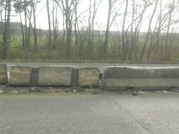 A intrat cu maşina într-un separator de sensuri, în Agigea